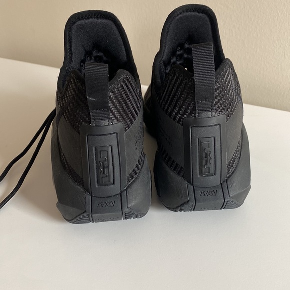LeBron Soldier 14 Sneakers - Picture 4 of 8